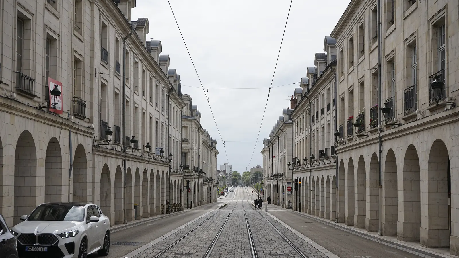 La rue Royale à Orléans et ses arcades, reconstruites après-guerre dans un style classique