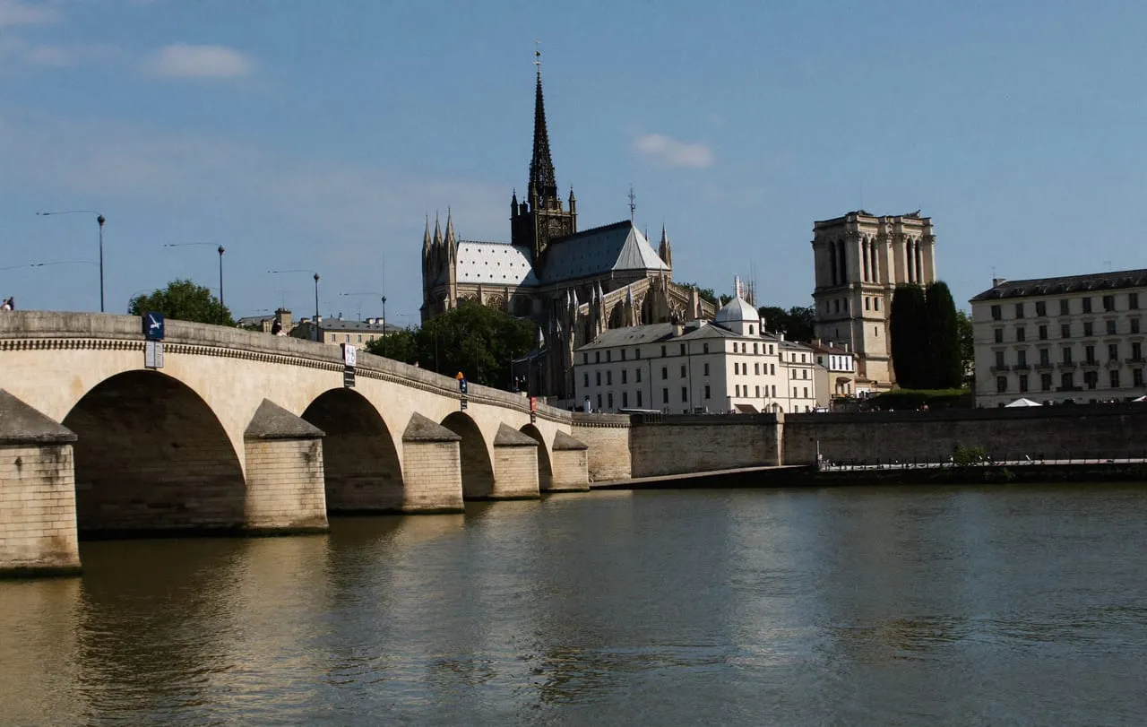 La Loire, le pont George-V et la cathédrale Sainte-Croix à Orléans